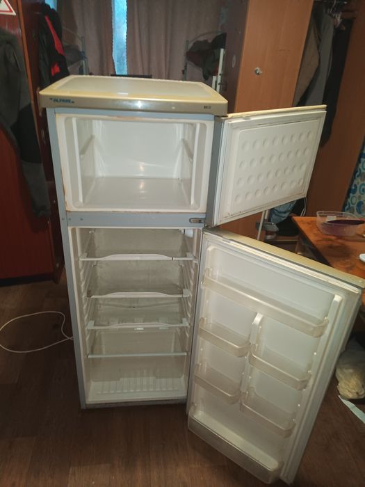 Продам двохкамерний холодильник. Ціна договірна