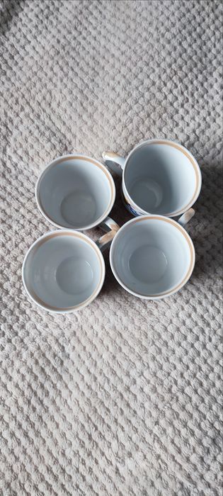 Кувшин с чашками