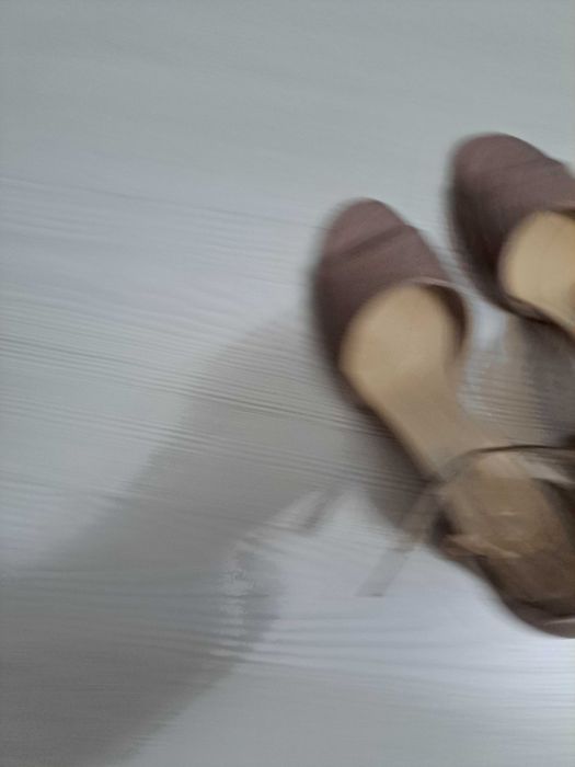 Туфлі   - босоніжки.