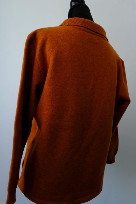 Sweater laranja.