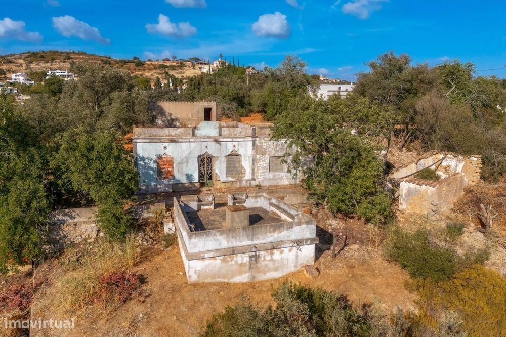 Prédio misto com ruína e potencial de construção – Santa Bárbara de