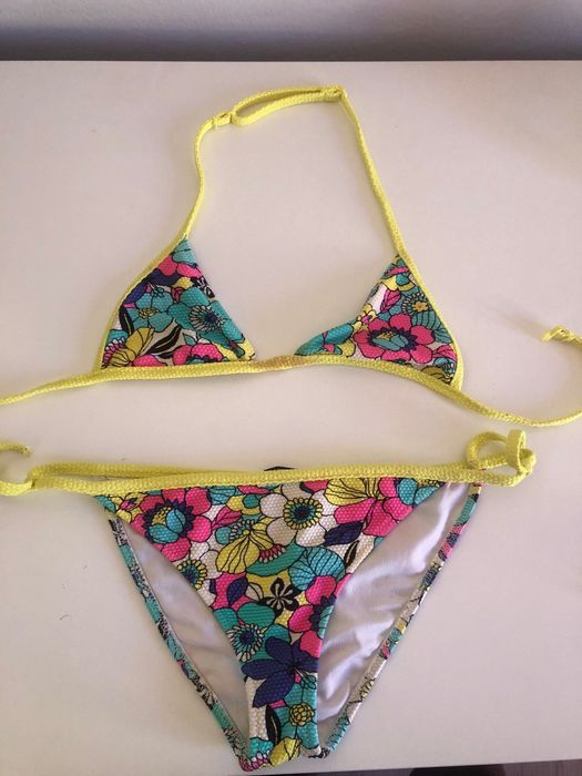 Bikinis e vestido de menina