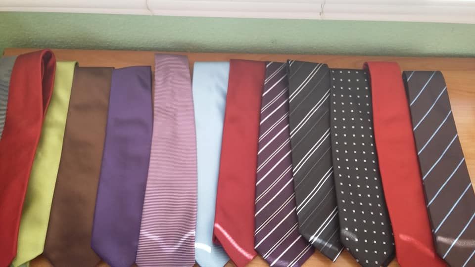 Gravatas tamanho/largura tradicional.