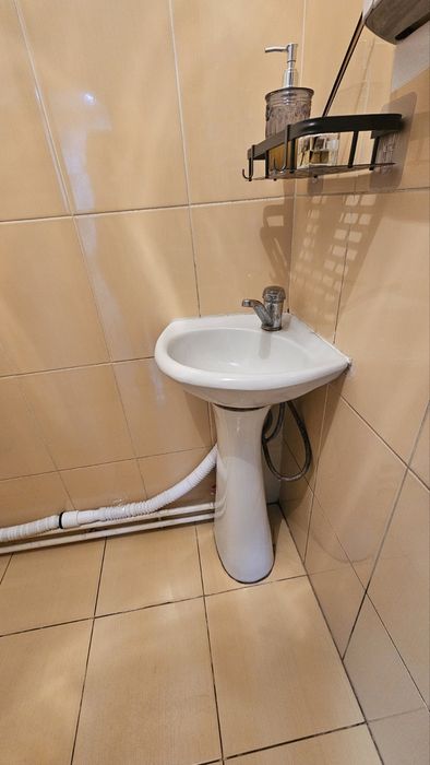 Шара, Найкраща ціііііііна! Фасад, вихід на автобусну зупинку. Оренда б