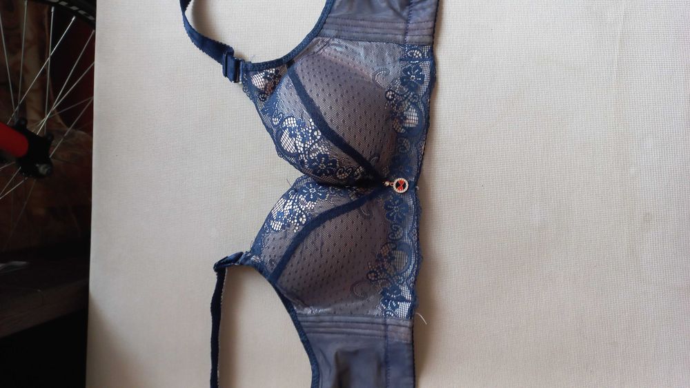 Женский красивый бюстгальтер.