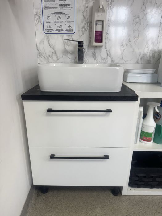 Szafka z umywalka i bateria