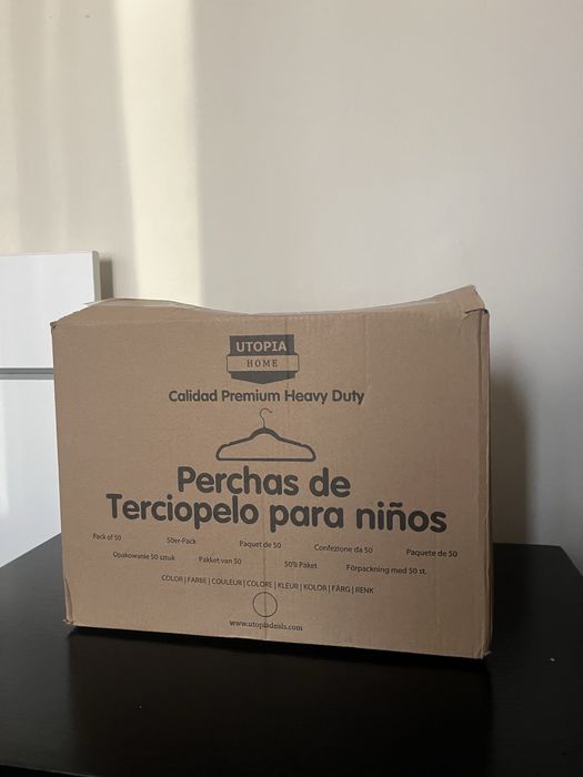 Cabides infantis de veludo cinzentos