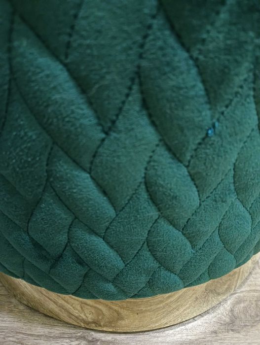 Bancos em verde escuro material veludo