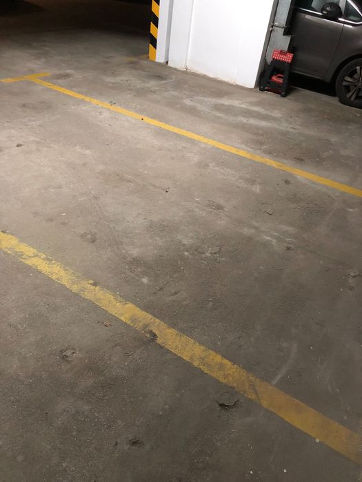 Miejsce postojowe na strzeżonym parkingu, metro Kabaty - Widok 2