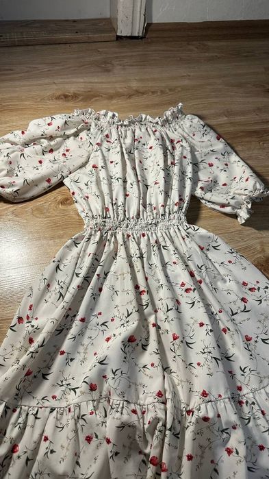 Біла, весняна сукня з квітковим принтом