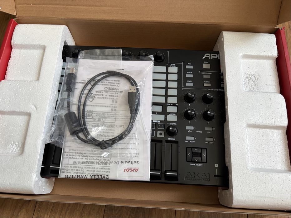 Akai APC40 kontroler midi + decksaver