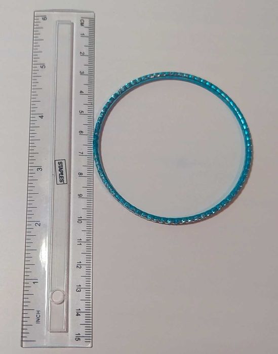 Pulseira de metal azul e prateada