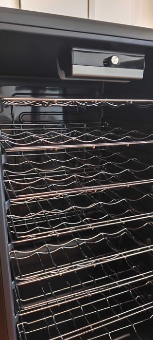 Cave de vinho eléctrica, com espaço para 36 garrafas com garantia, no