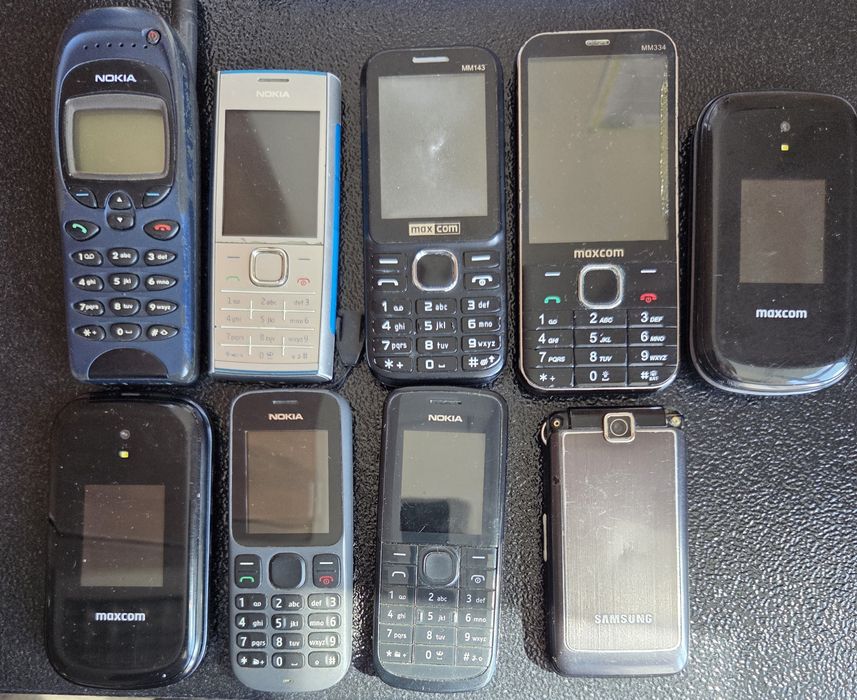 Kolekcja starych telefonów komórkowych