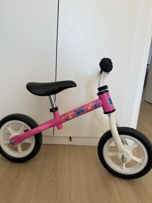 Bicicleta menina sem pedais
