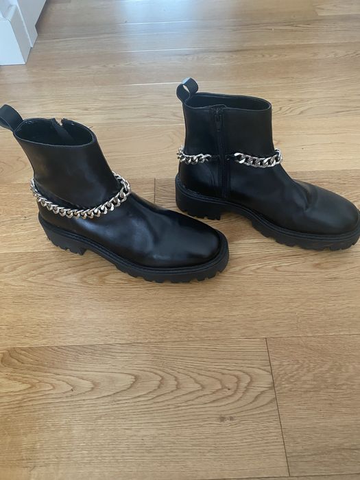 Botas Pretas com uma Corrente Prateada