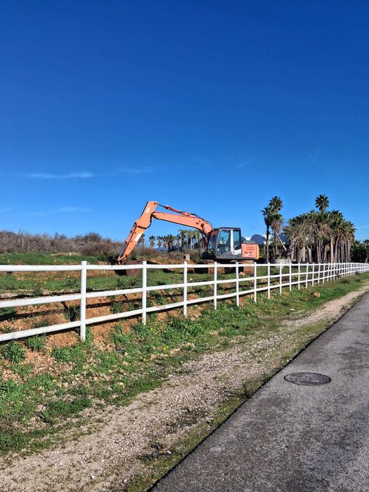 Vendo Giratória Hitachi ZN 130 LCN 3, de 2009