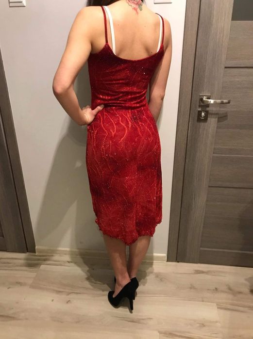 Sukienka z dłuższym tyłem brokatowa błyszcząca srebrna nitka