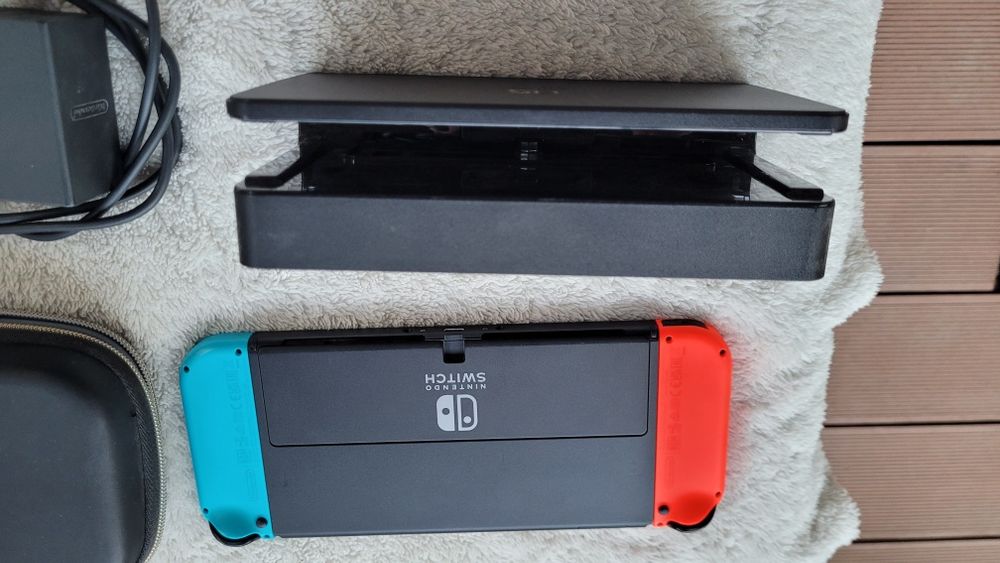 Nintendo Switch OLED z etui idealne