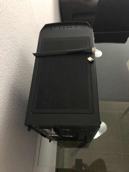 Pc gaming e volante com pedais