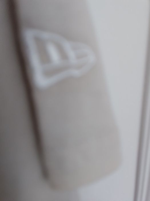 T-shirt nova com etiqueta New Era