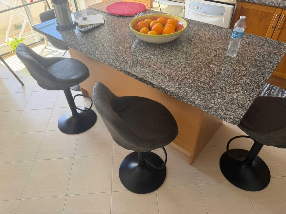 Ilha de Cozinha com Tampo em Granito + 4 Bancos