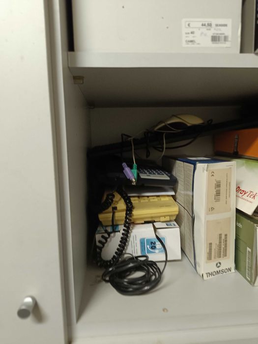 Vário equipamento eletrónico