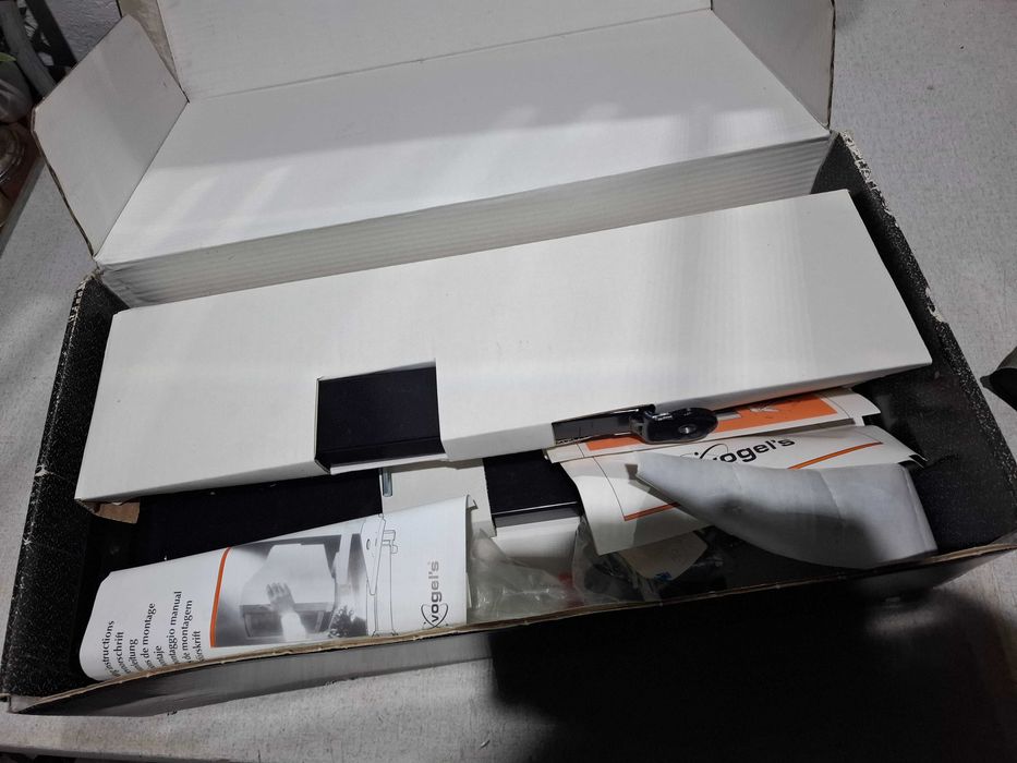 Uchwyt ścienny do TV lub projektora Vogels TVB370