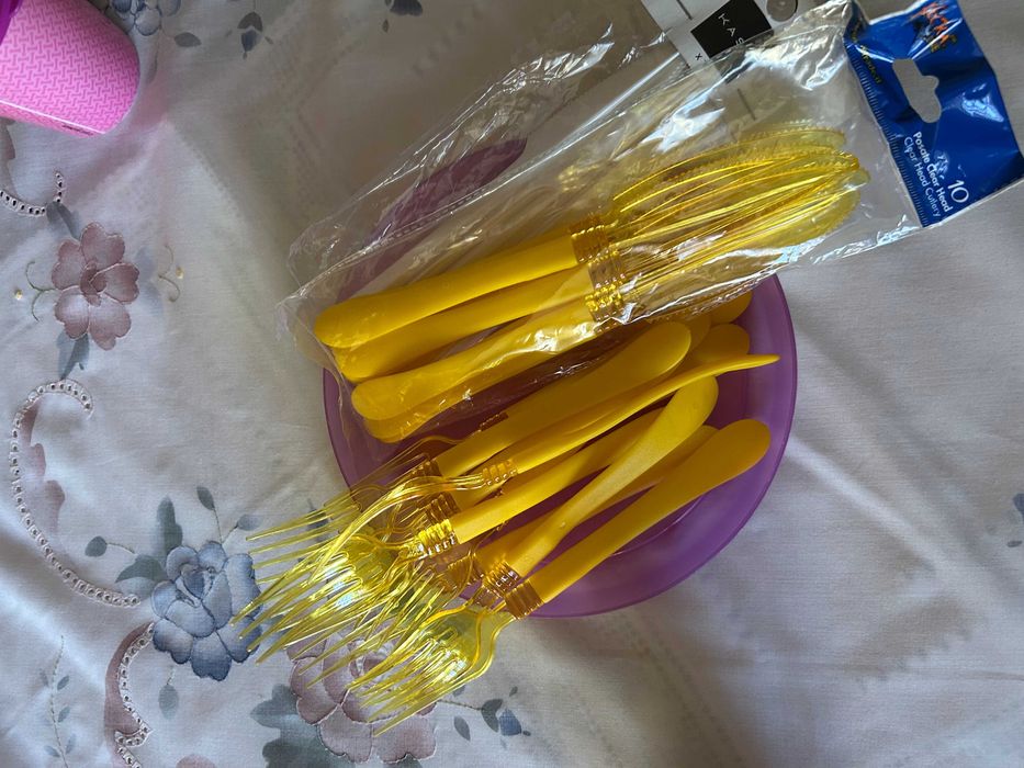 conjunto de pratos, talheres, copos e toalhas de mesa, de plastico (criança)