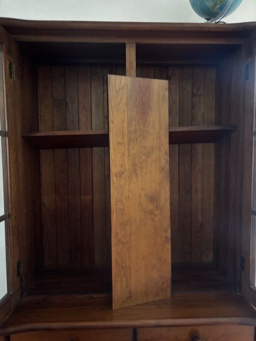 Móvel Bar / Cristaleira em Madeira Maciça – Estilo Clássico Impecável