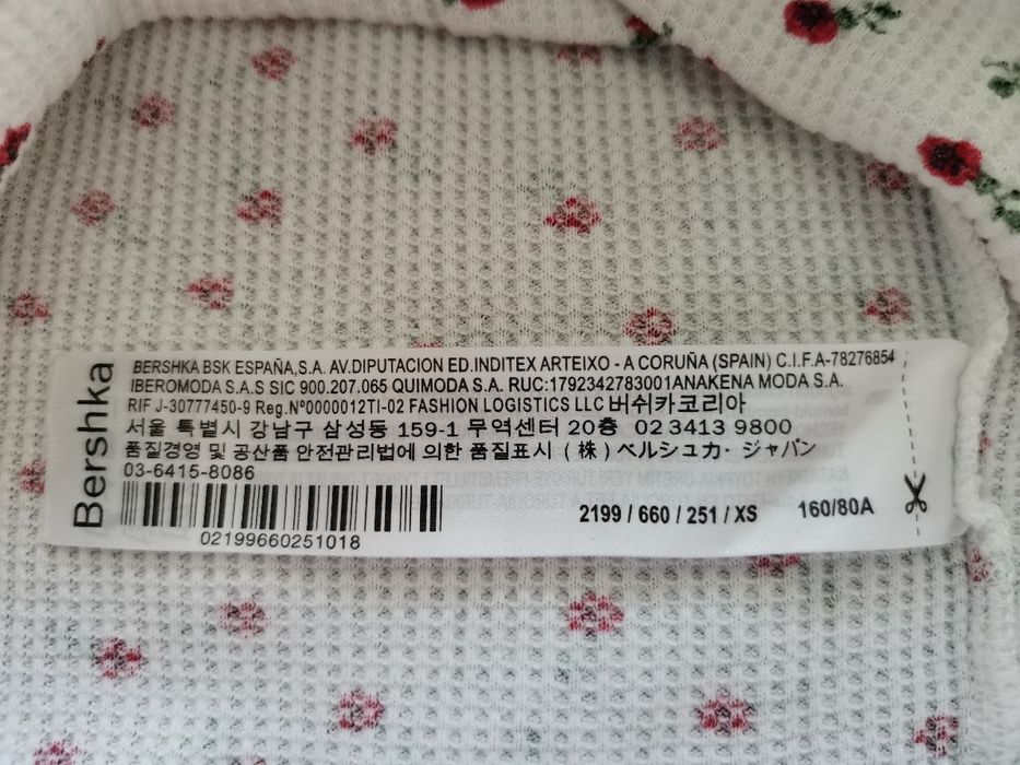 Жіночі футболки (кроп-топ) біла з квітковим і вишневим принтом