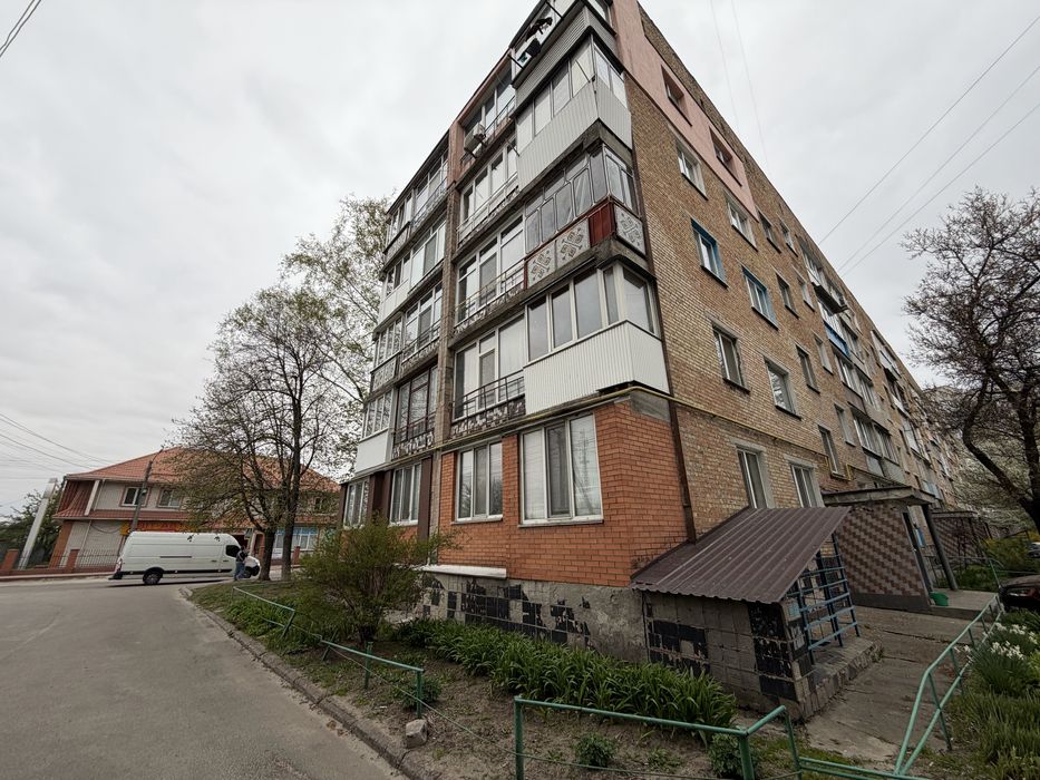 Продам 2 к кв вул. В. Гудзя 18 , 1й пов. Можливо Сертифікат!!