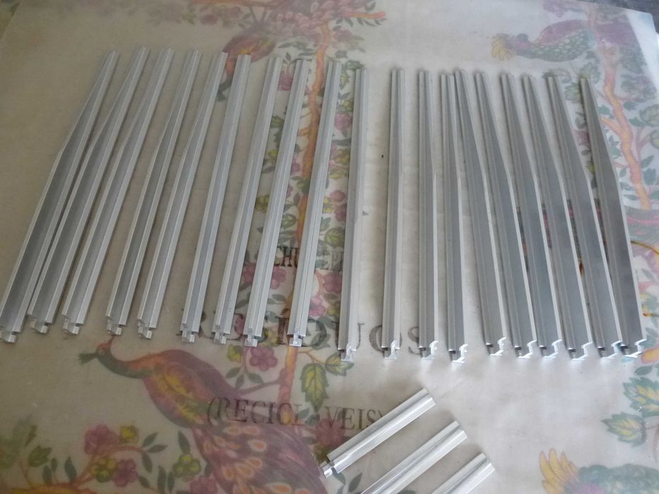 Esquadros metálicos para prateleiras