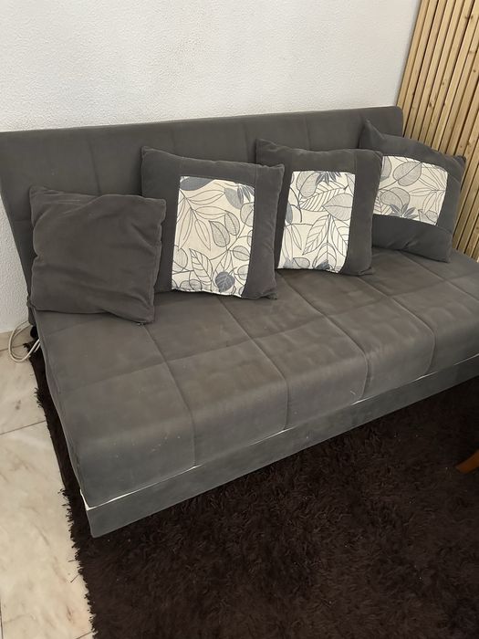 Sofá-cama com arrumação + almofadas