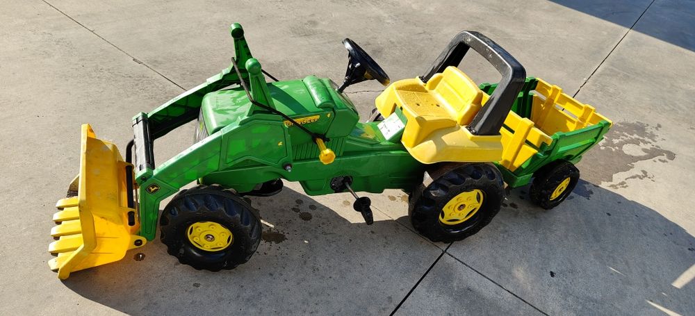 John Deere traktor z przyczepą
