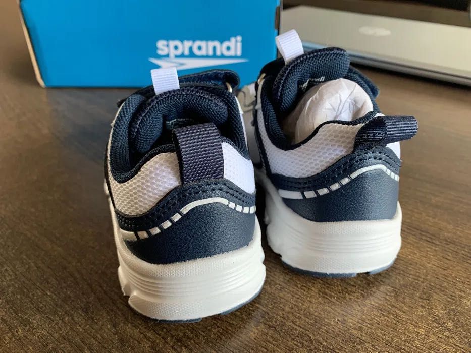 Nowe dziecięce buty sportowe