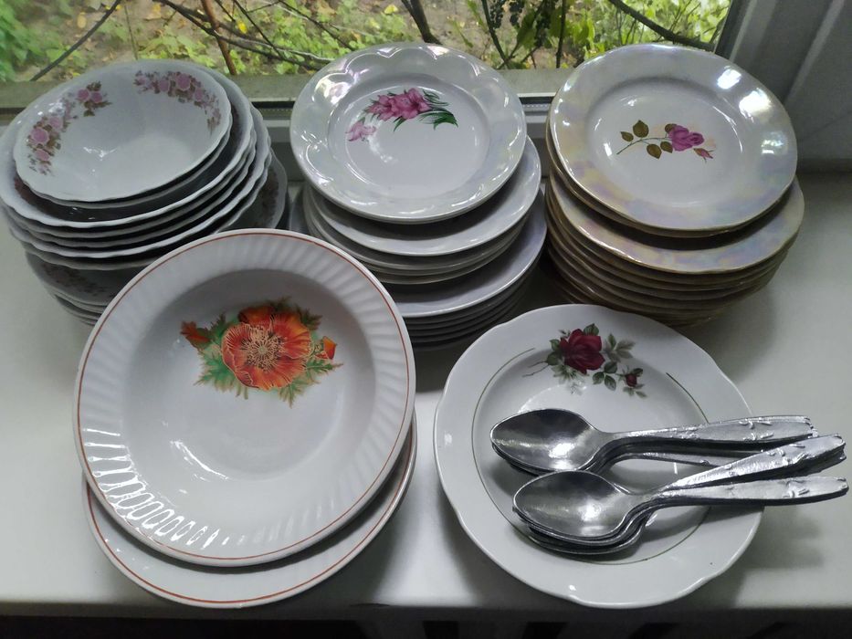 Продам набір тарілок і ложок.