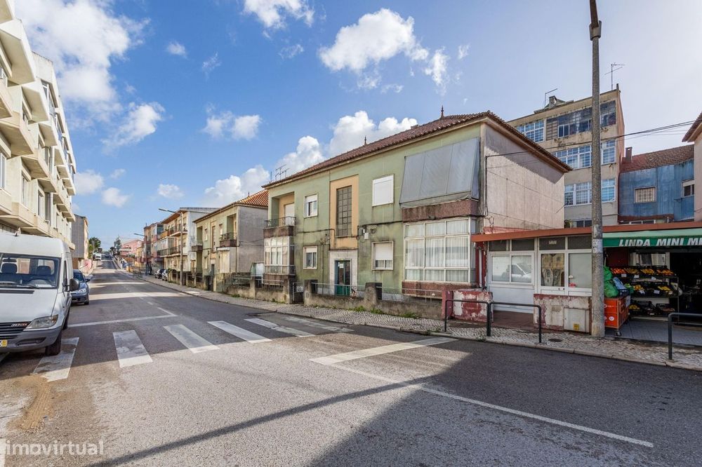 Prédio em Camarate para Investimento