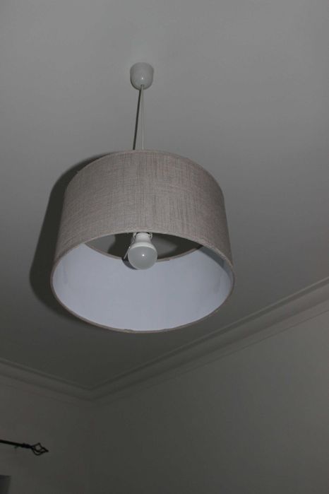 Candeeiro cinzento de pé