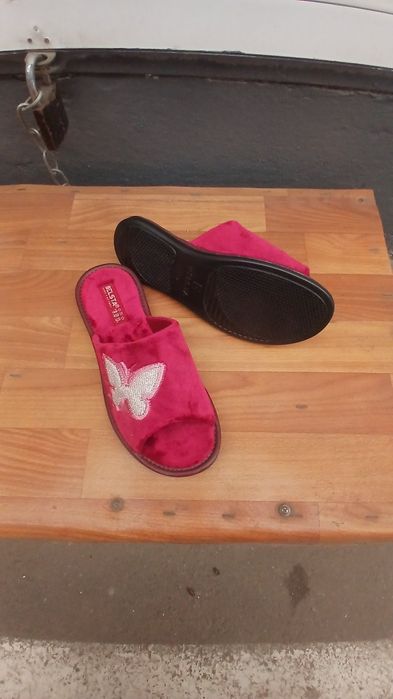 Хороший вариант для подарка бордовые с бабочкой .270 грн.