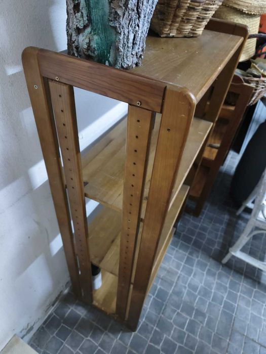 Estante em madeira maciça com prateleiras reguláveis