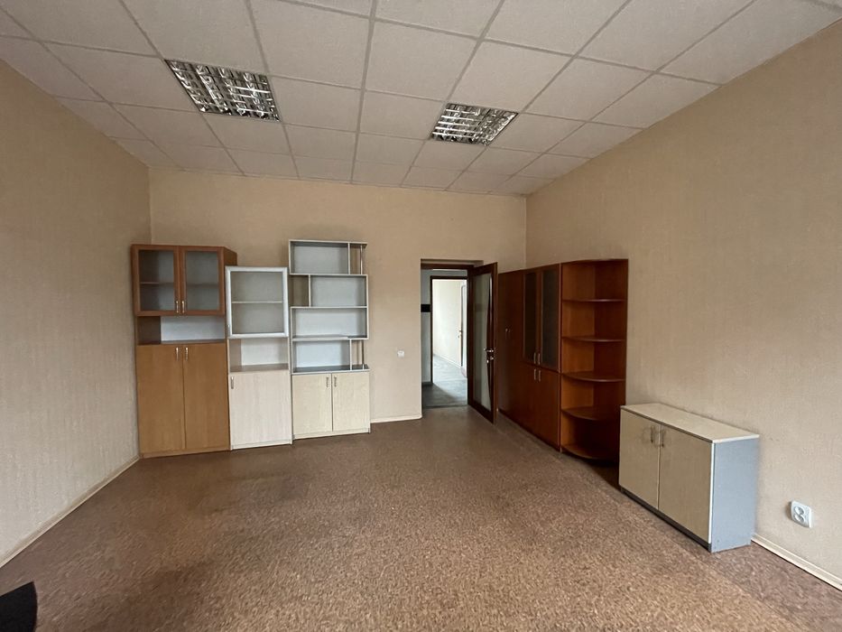 Продаж офісного приміщення з територією