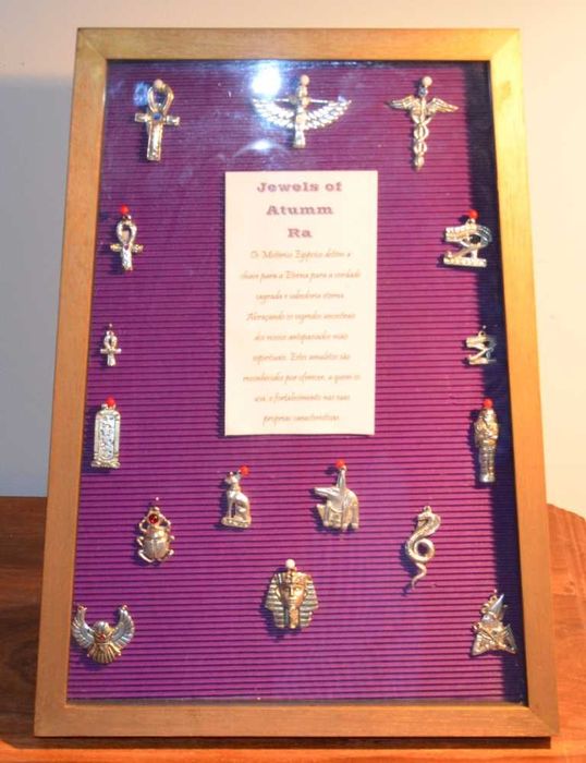 Expositor com 16 medalhas com símbolos míticos do Antigo Egipto (Atum Ra), feito na Inglaterra
