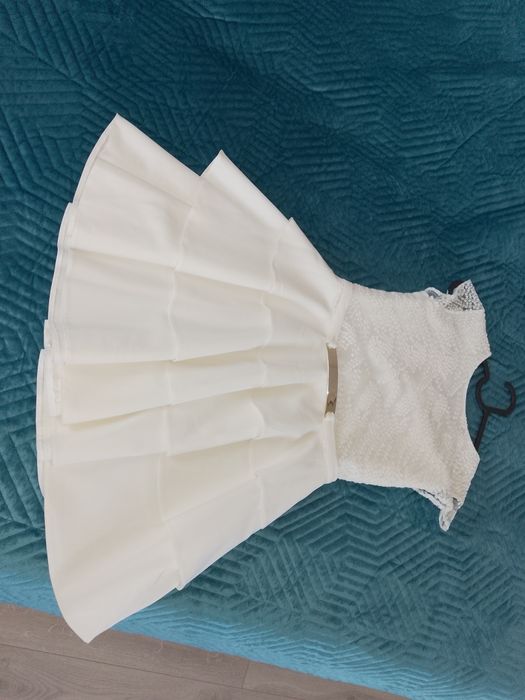 Sukienka  biała z falbankami