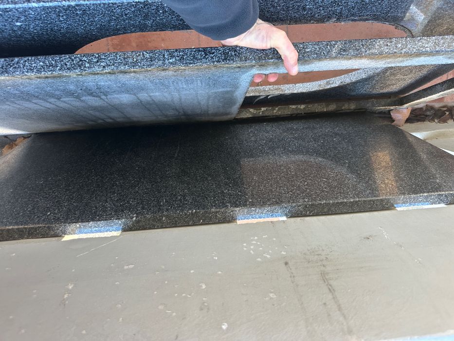 Pedras mármore pretas com picotado cinza