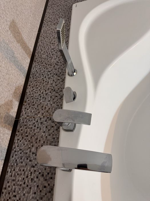 Wanna narożna dwuosobowa Ravak z kompletem baterii łazienkowych srebrn