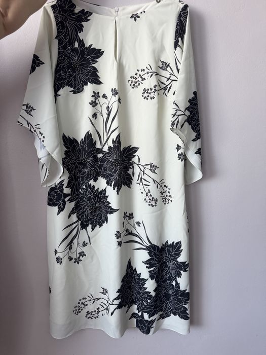 Елегантна сукня із рукавами