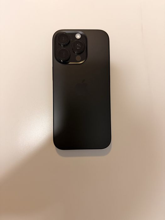 Iphone 16 pro  czarny 128G 5 etui w zestawie