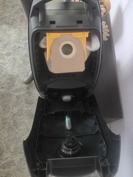 Пилосос Samsung чистий,працюючий.