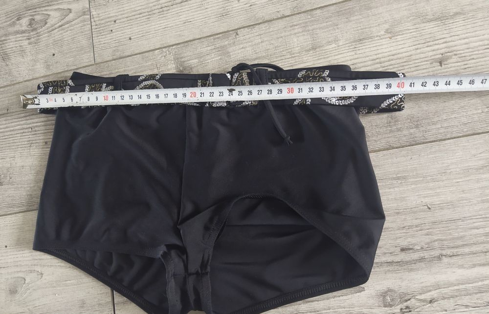 Dwa stroje kąpielowe damskie